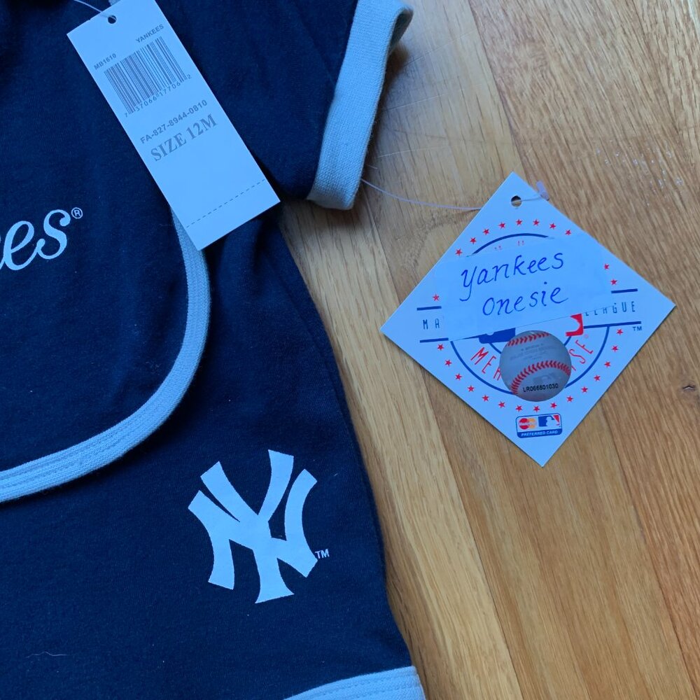 NWT Yankees 3-Piece Onesie Set 12 months Bib and Booties - Picture 5 of 13